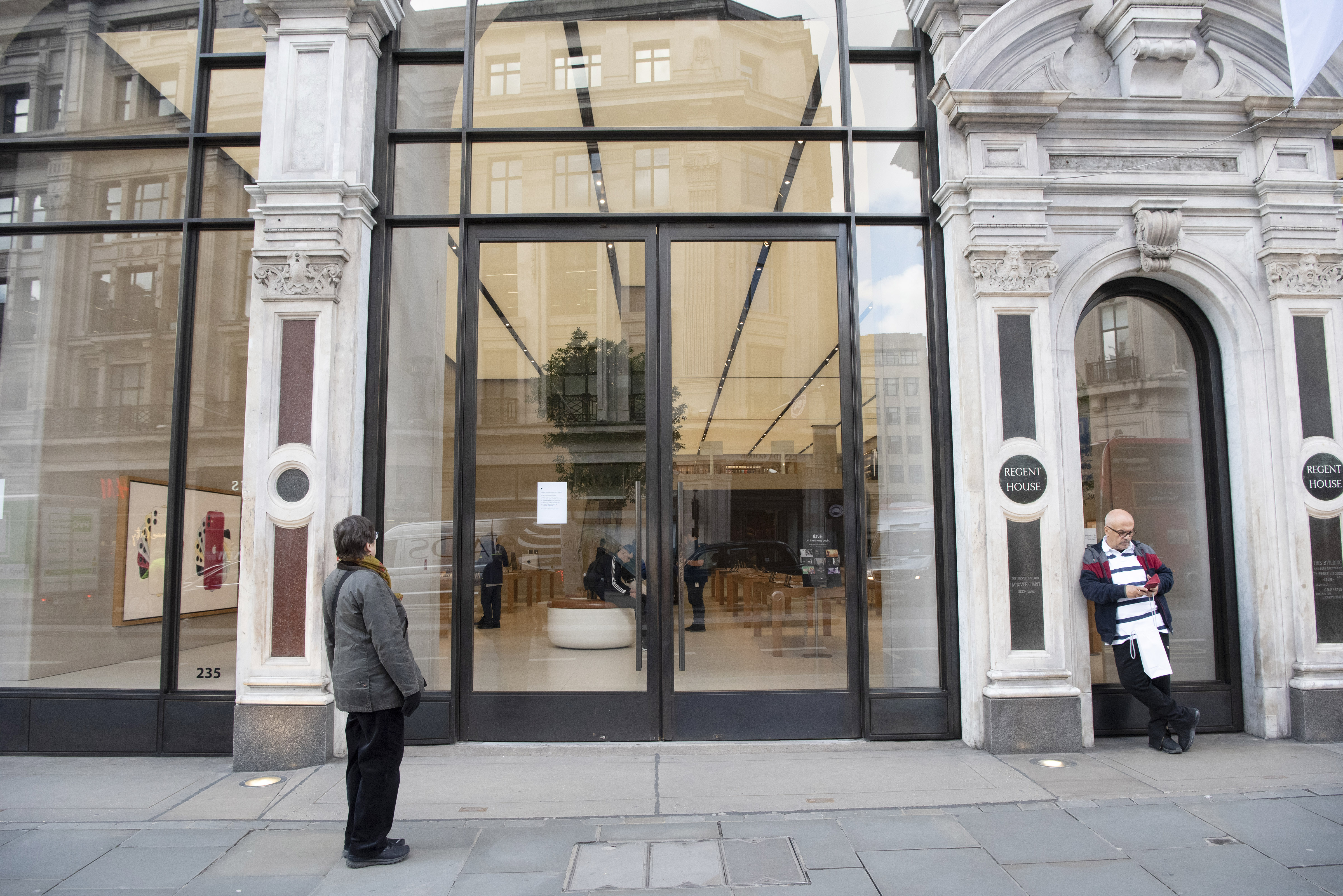 英国商店价格降幅收窄，零售商面临税负上涨压力