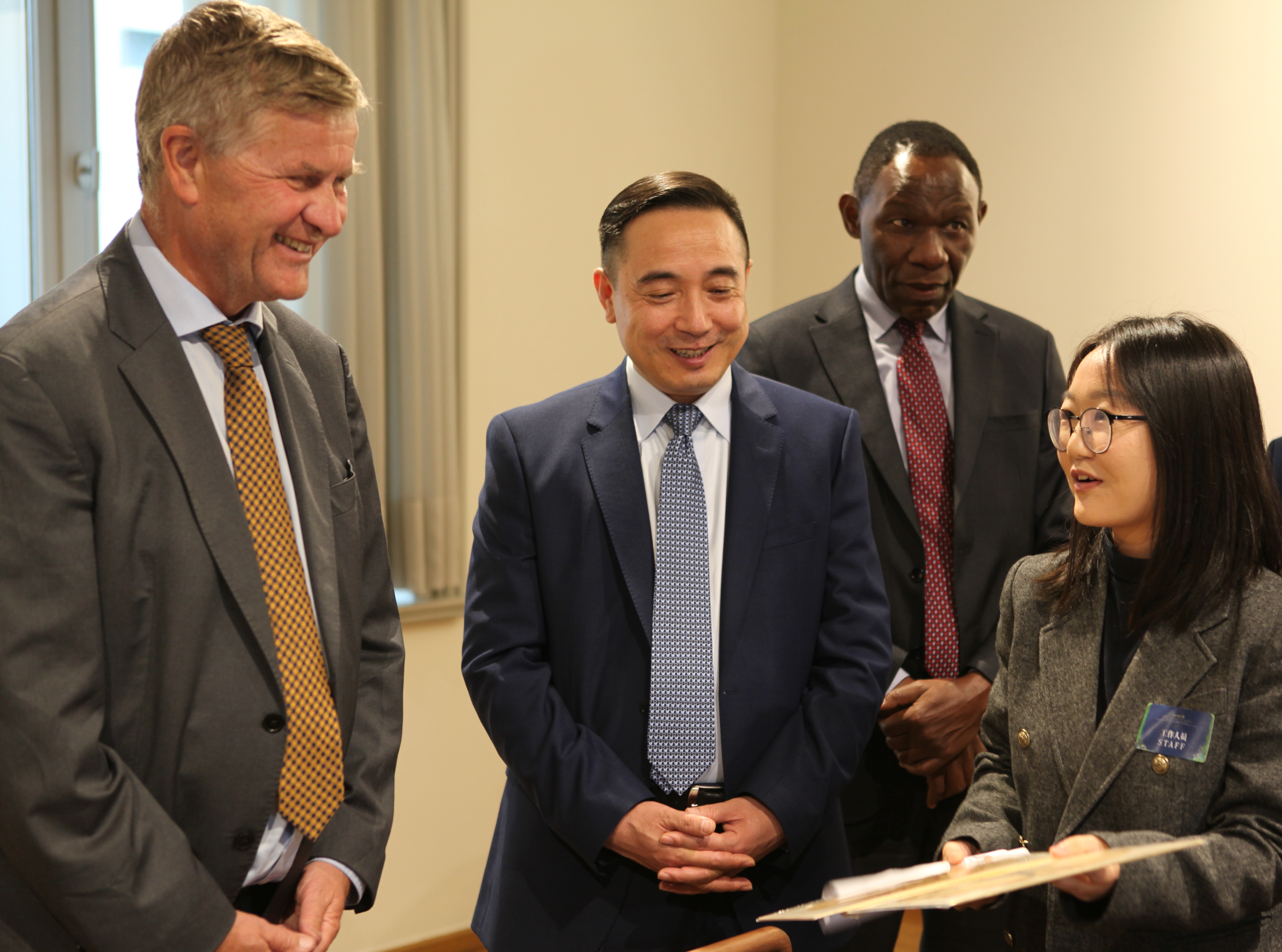 吕瑞浩公参同非洲疾控中心对外关系司司长克劳迪娅进行工作交流