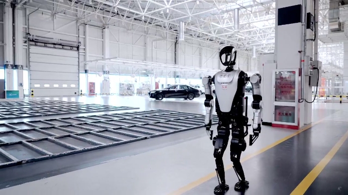 新华全媒+｜人形机器人：赋能工业制造和商用场景