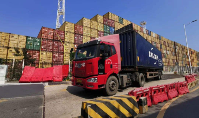 【实探】美国人连夜排队抢购的中国相机，原来是“深圳智造”！