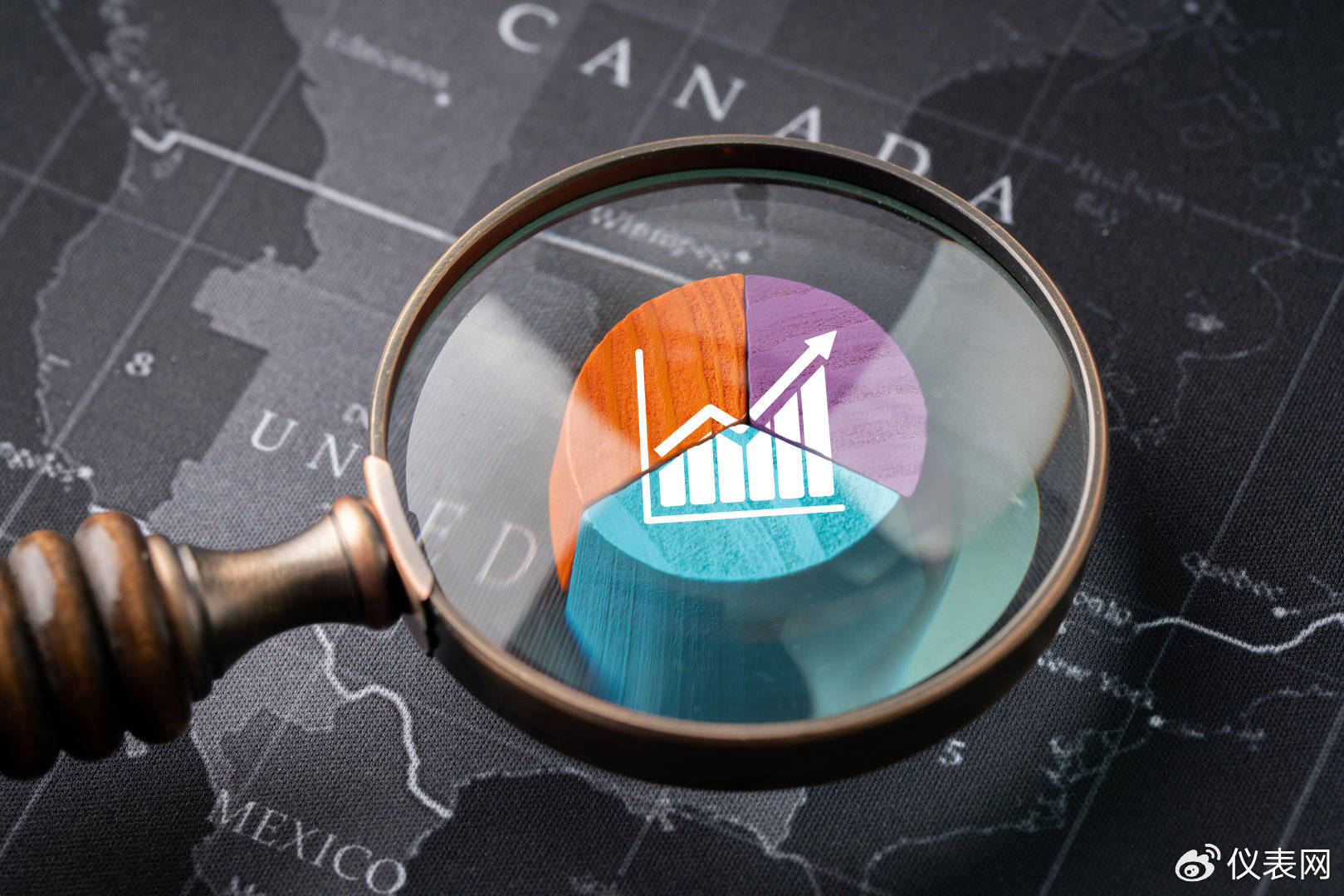 凤凰光学：公司业务主要包括光学产品、智能控制器产品的研发、制造和销售