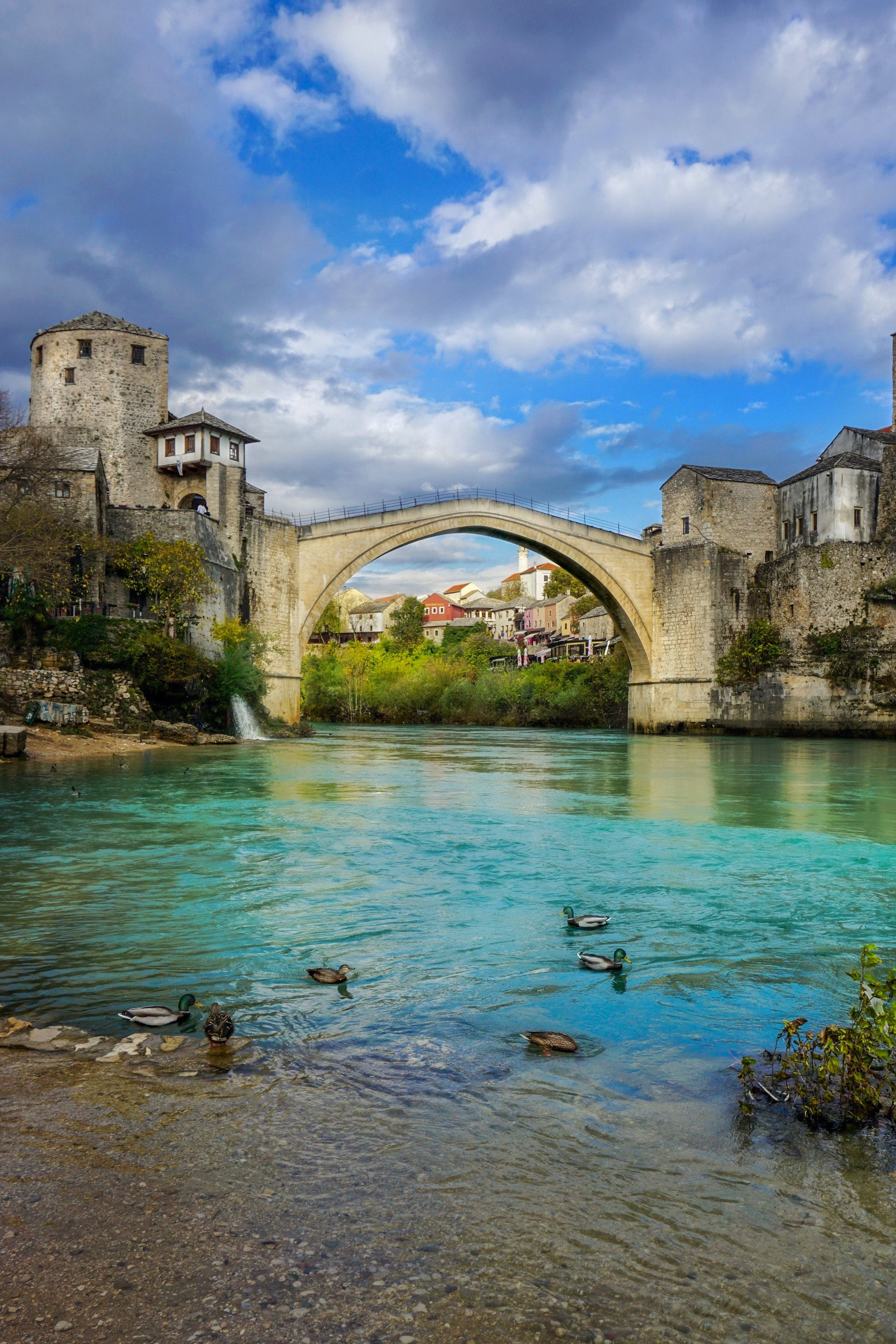 波黑塞族共和国3月份平均净工资为1476马克，同比实际增长2.5%