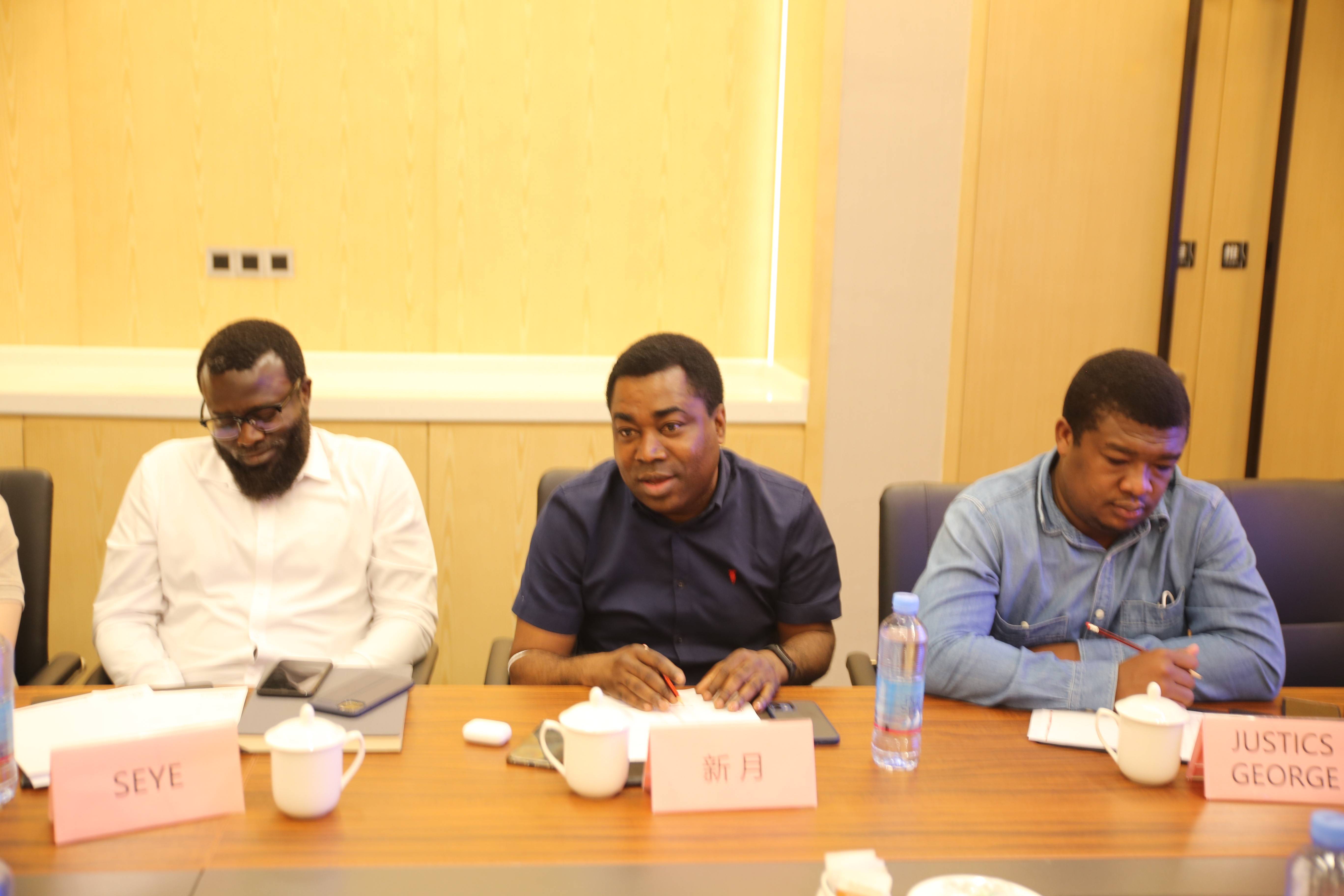 刘林林参赞衔领事赴彼得伯勒市出席主流商会圆桌会并参观当地企业