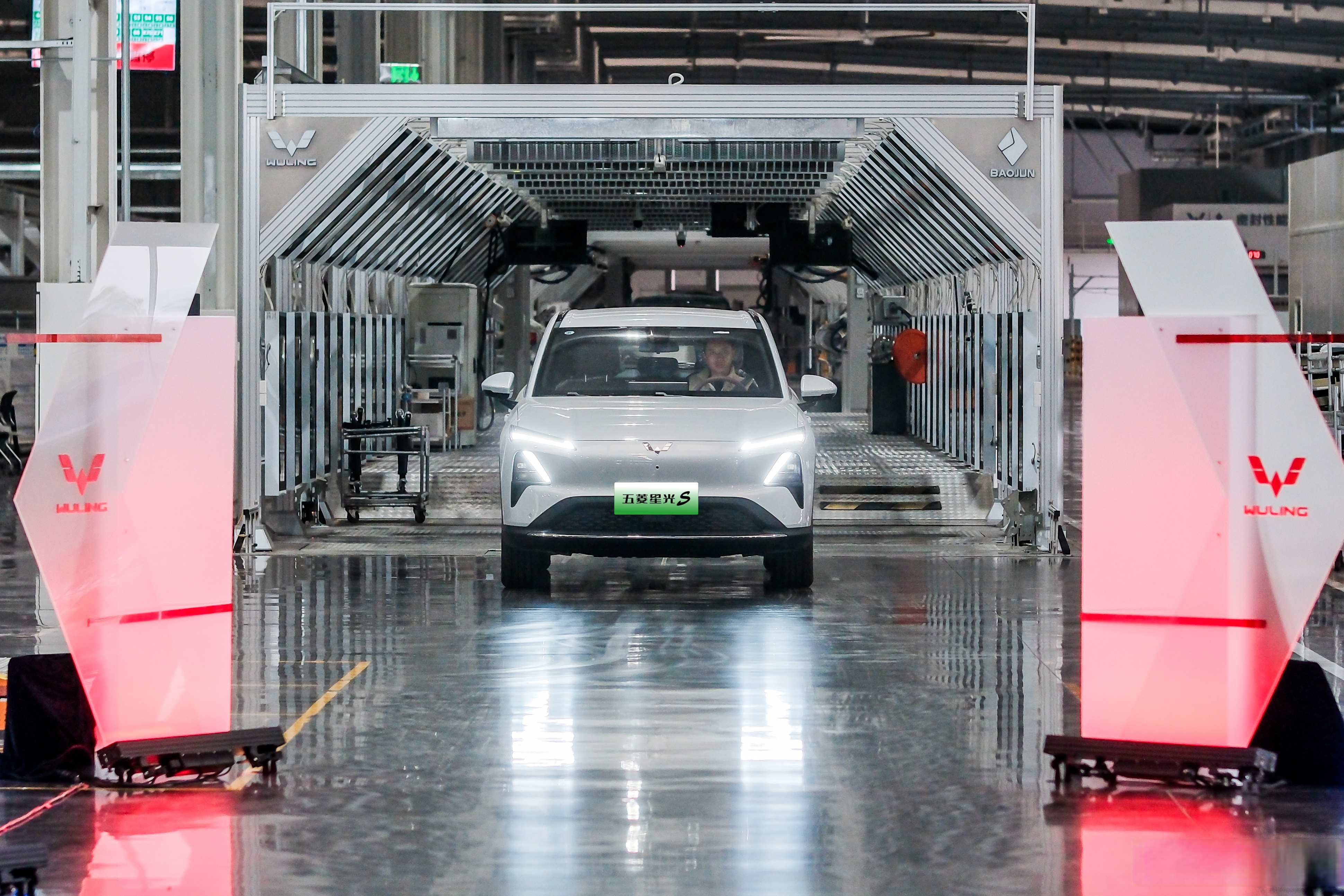 前4月中国汽车产销量首次双超千万辆，新能源汽车占比达到42.7%