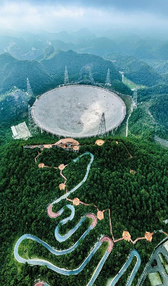 国际团队观测到一超大质量黑洞喷射出子弹般气体团块