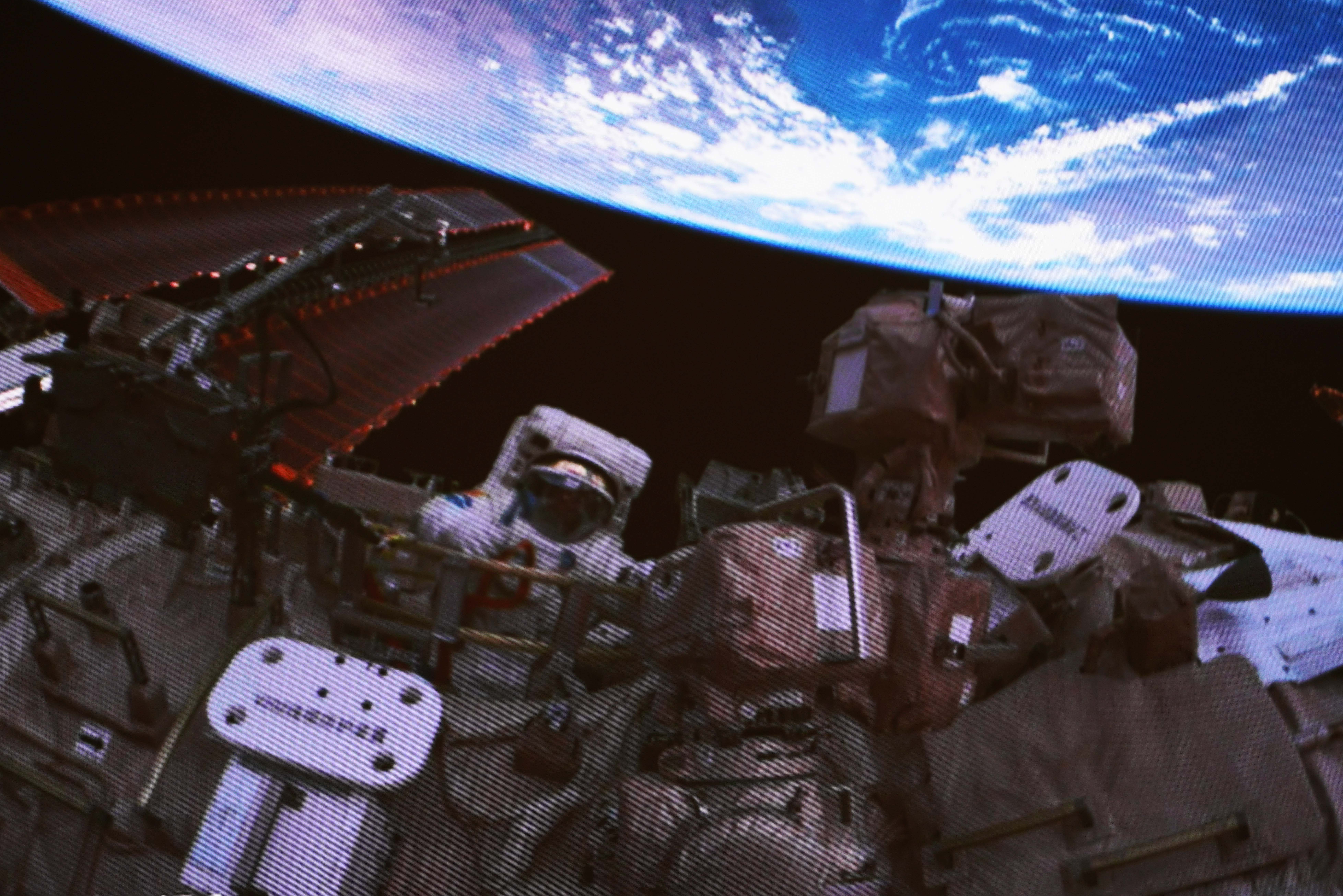 神舟二十号航天员乘组将于近日择机实施第一次出舱活动