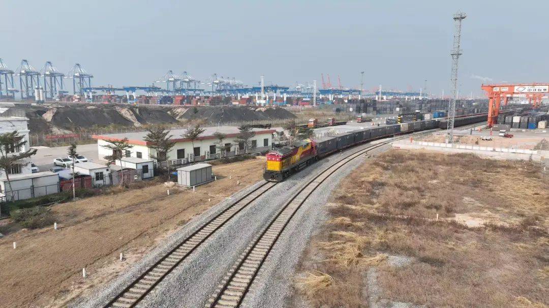 四川:用好中老班列、西部陆海新通道 推动产品出口香港、东南亚