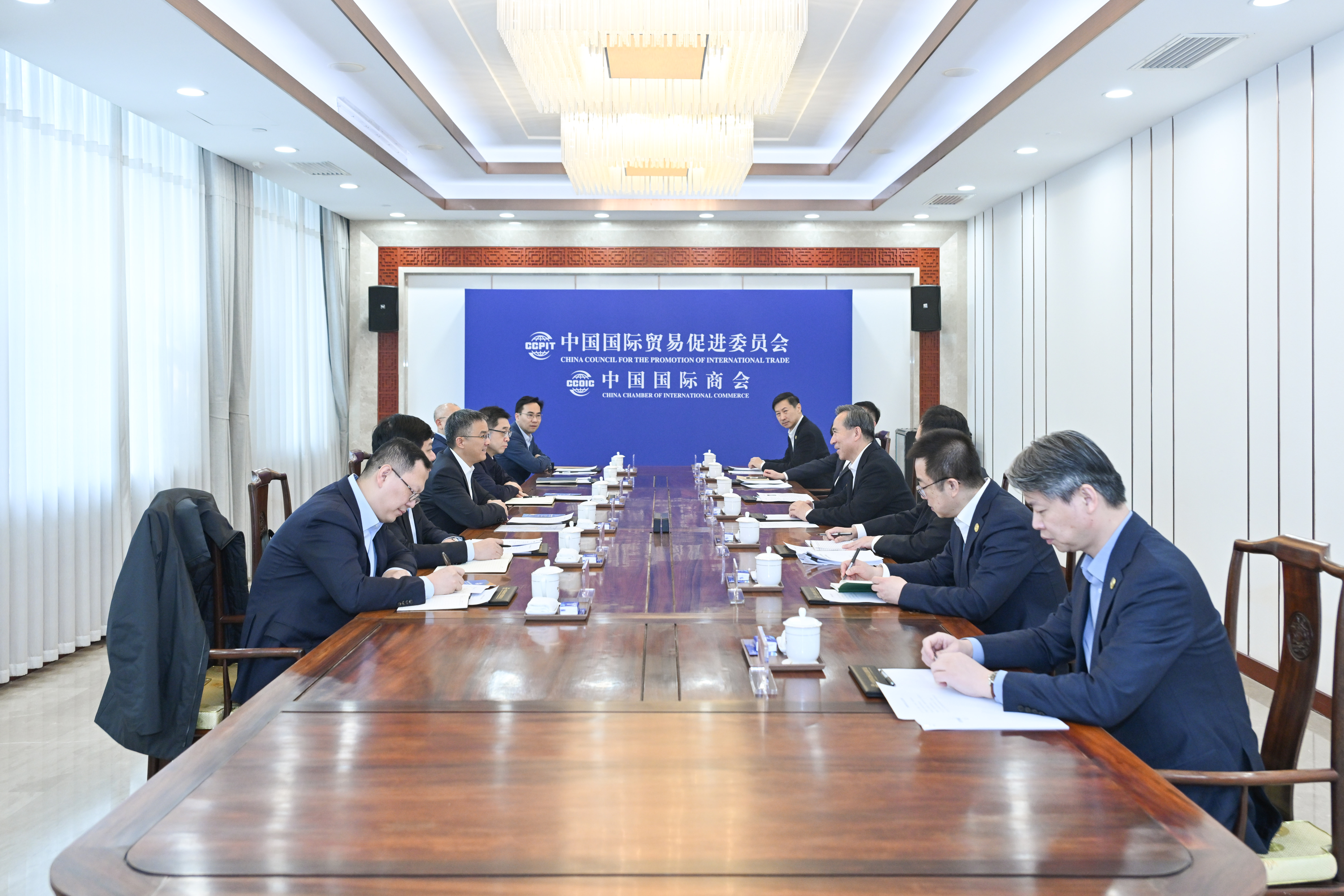 中国贸促会会长任鸿斌会见香港明天更好基金访京团