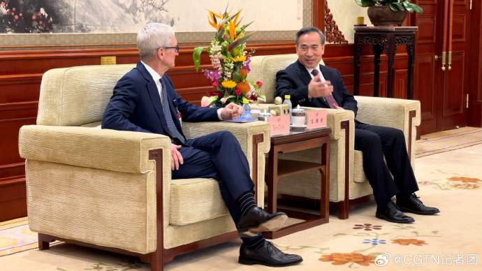 中国贸促会会长任鸿斌会见香港明天更好基金访京团