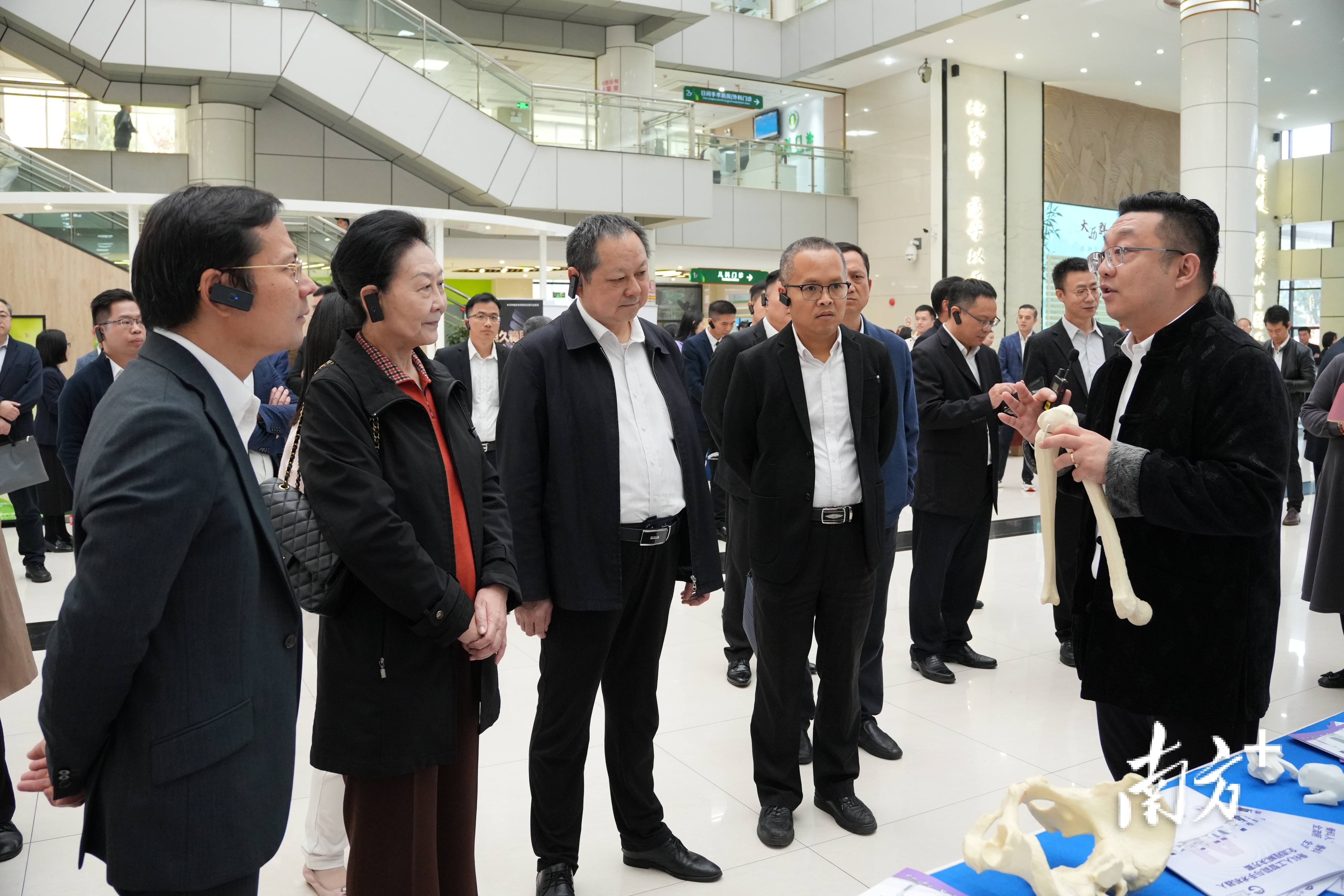 进出口银行董事长陈怀宇与光大集团董事长吴利军举行会谈