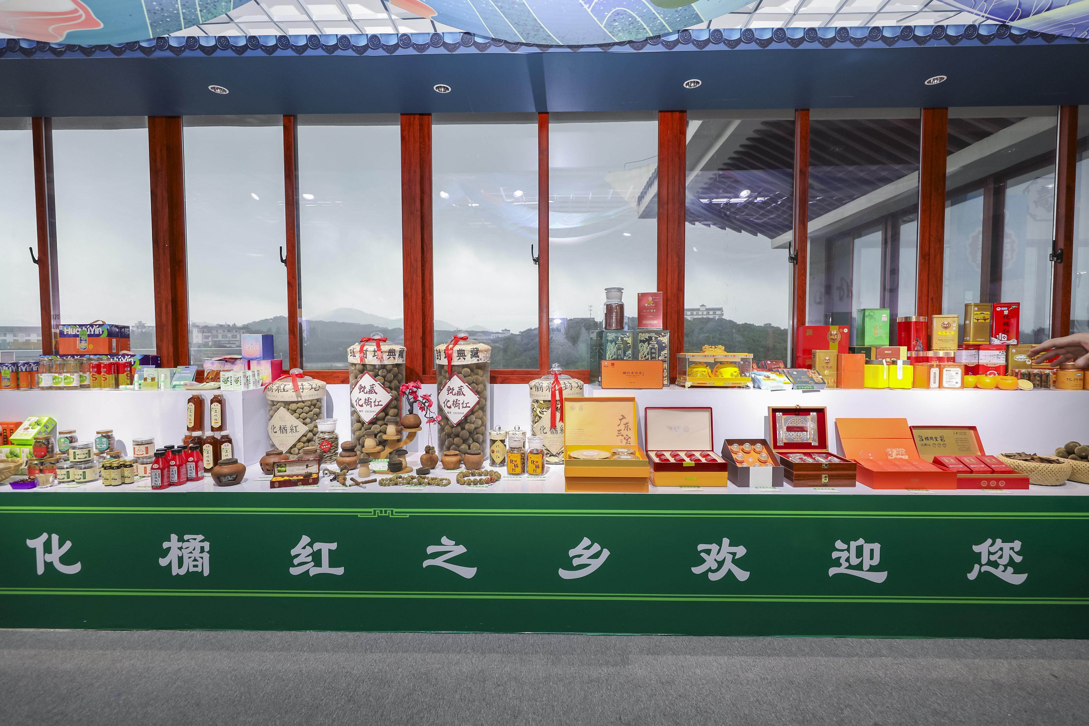 茂名荔枝“触网”记，“千亿扶持”如何让荔枝从“小特产”到“大生意”