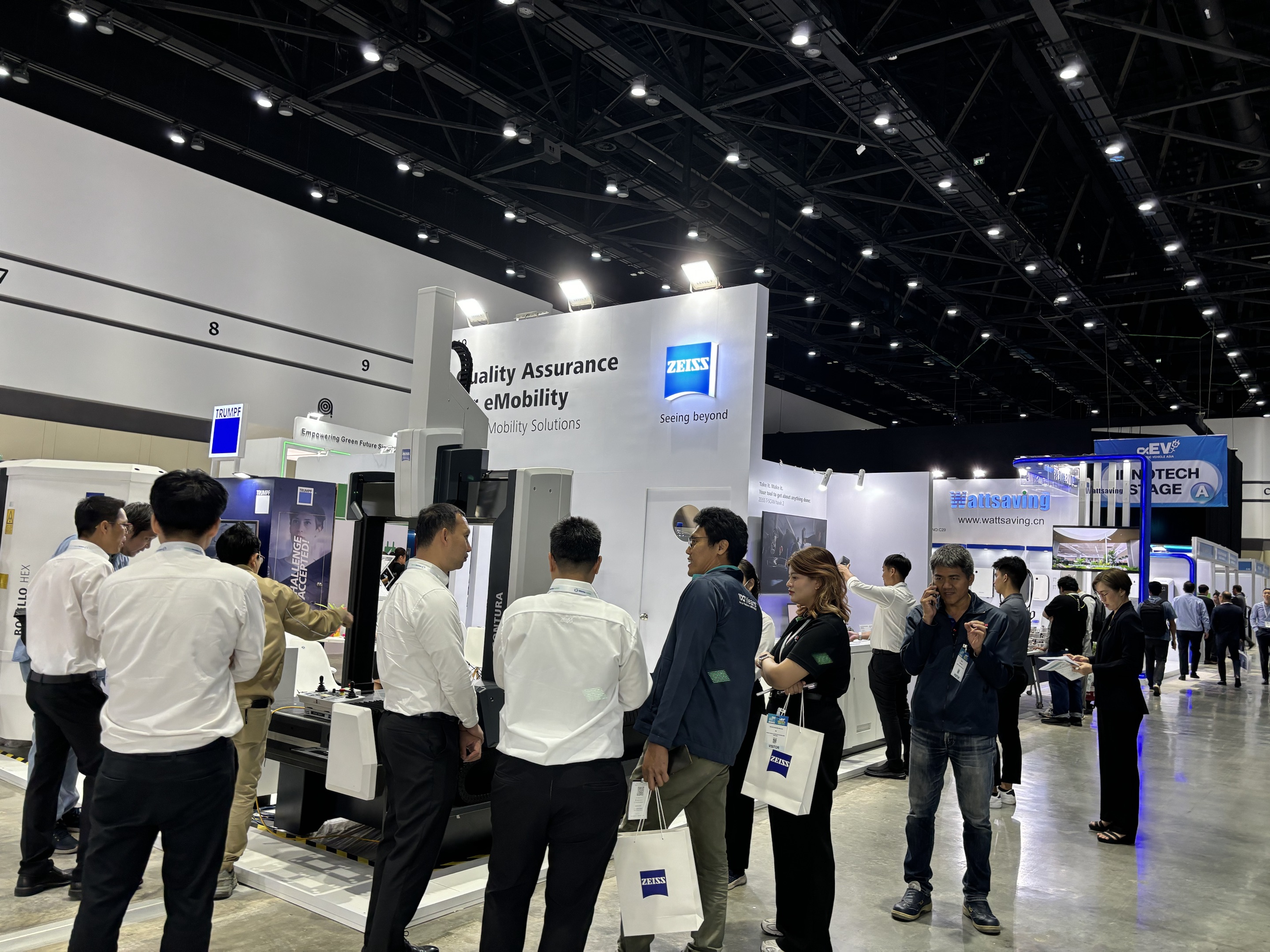 电力贸易商 挤满光伏展