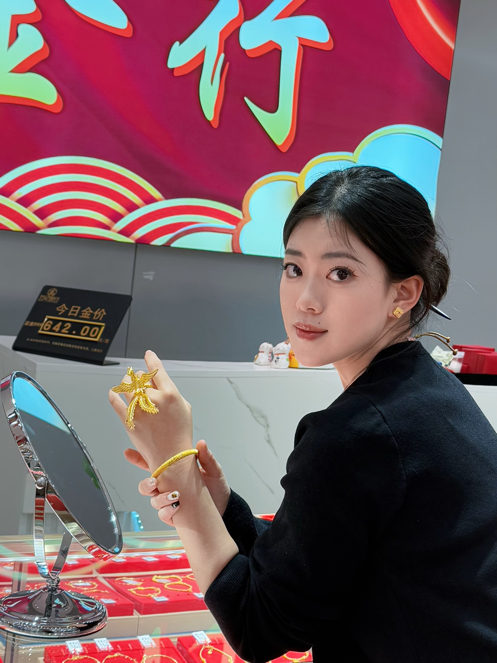 现金流承压下举债收购，西部黄金14倍溢价“接盘”实控人金矿