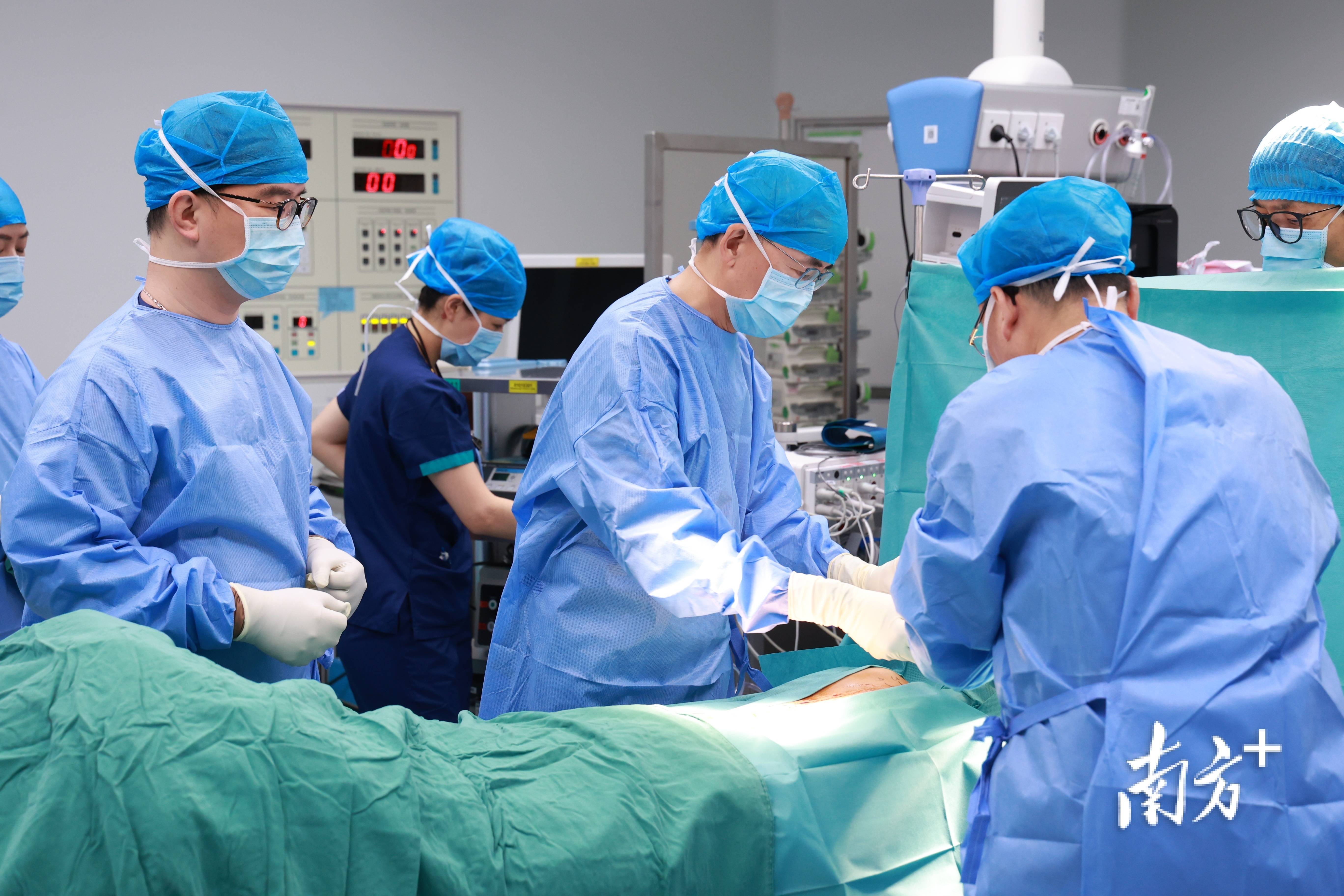 驻几内亚比绍大使杨仁火出席援几比药械交接仪式