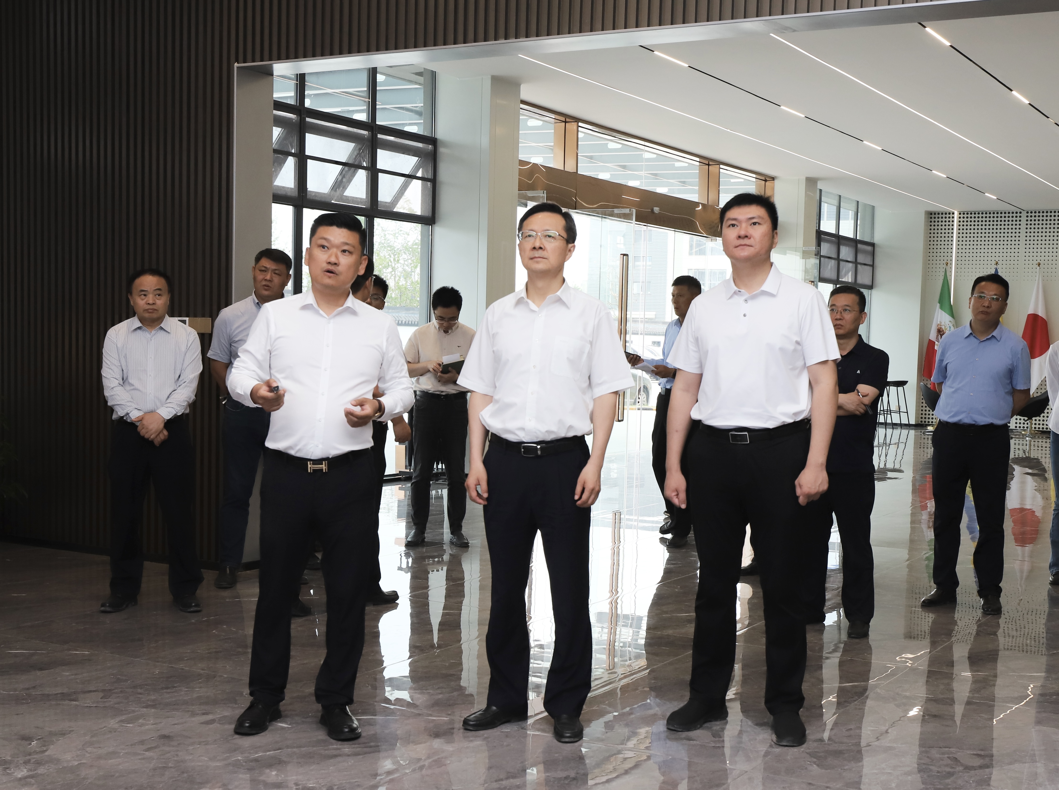 上海三毛(600689.SH)：控股股东拟由轻纺集团变更为机电集团