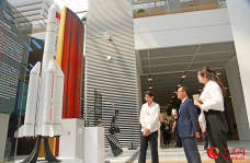 夏季达沃斯论坛丨探索现场“科技范儿”