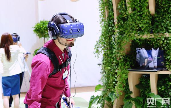 夏季达沃斯论坛丨探索现场“科技范儿”