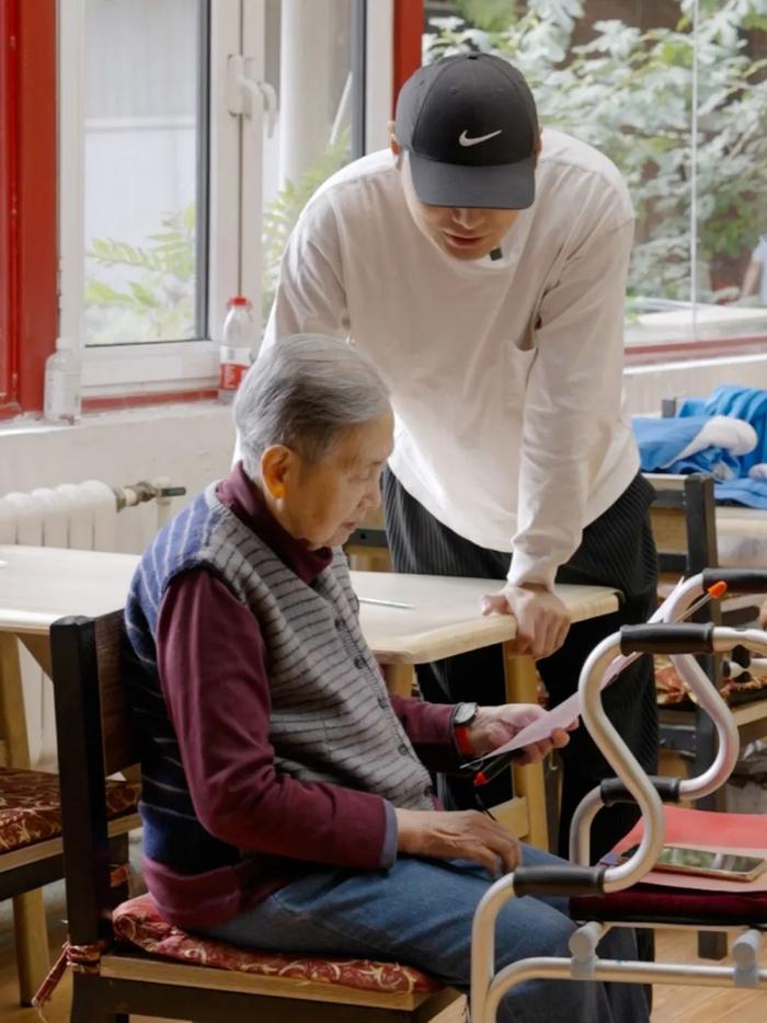 经观头条｜00后在养老院，像哄孩子一样哄老人