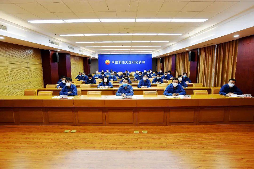 中国石油集团董事长戴厚良会见厄瓜多尔能矿部副部长费雷拉