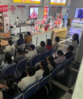 “联通客户日 服务助学子”济南联通舜华路营业厅客户日活动收官