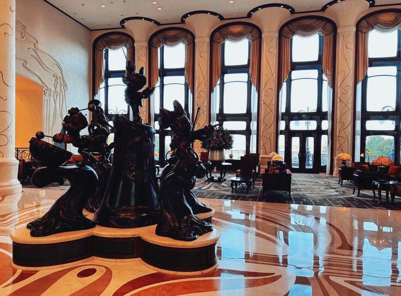 上海迪士尼新品上线，有人高温排队 14.5 小时，二手平台倒卖酒店权益成新门路