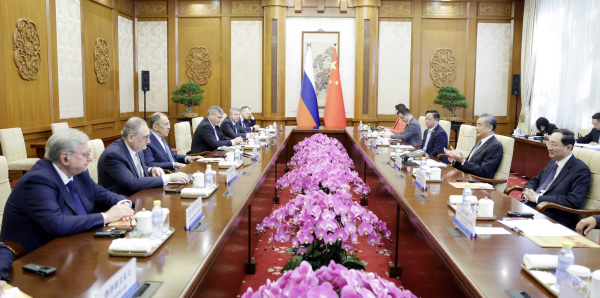 王毅会见越南副总理兼外长裴青山