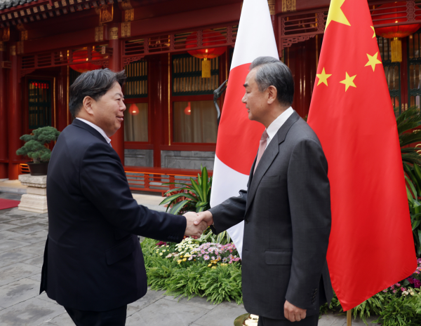 王毅会见越南副总理兼外长裴青山