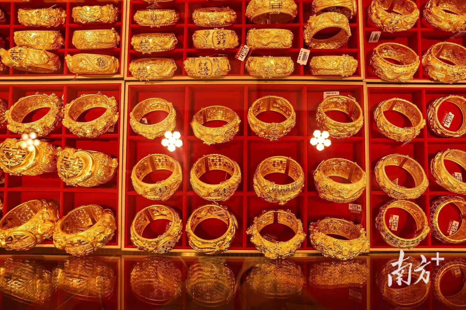 全球央行增持黄金，欧元人民币成新宠