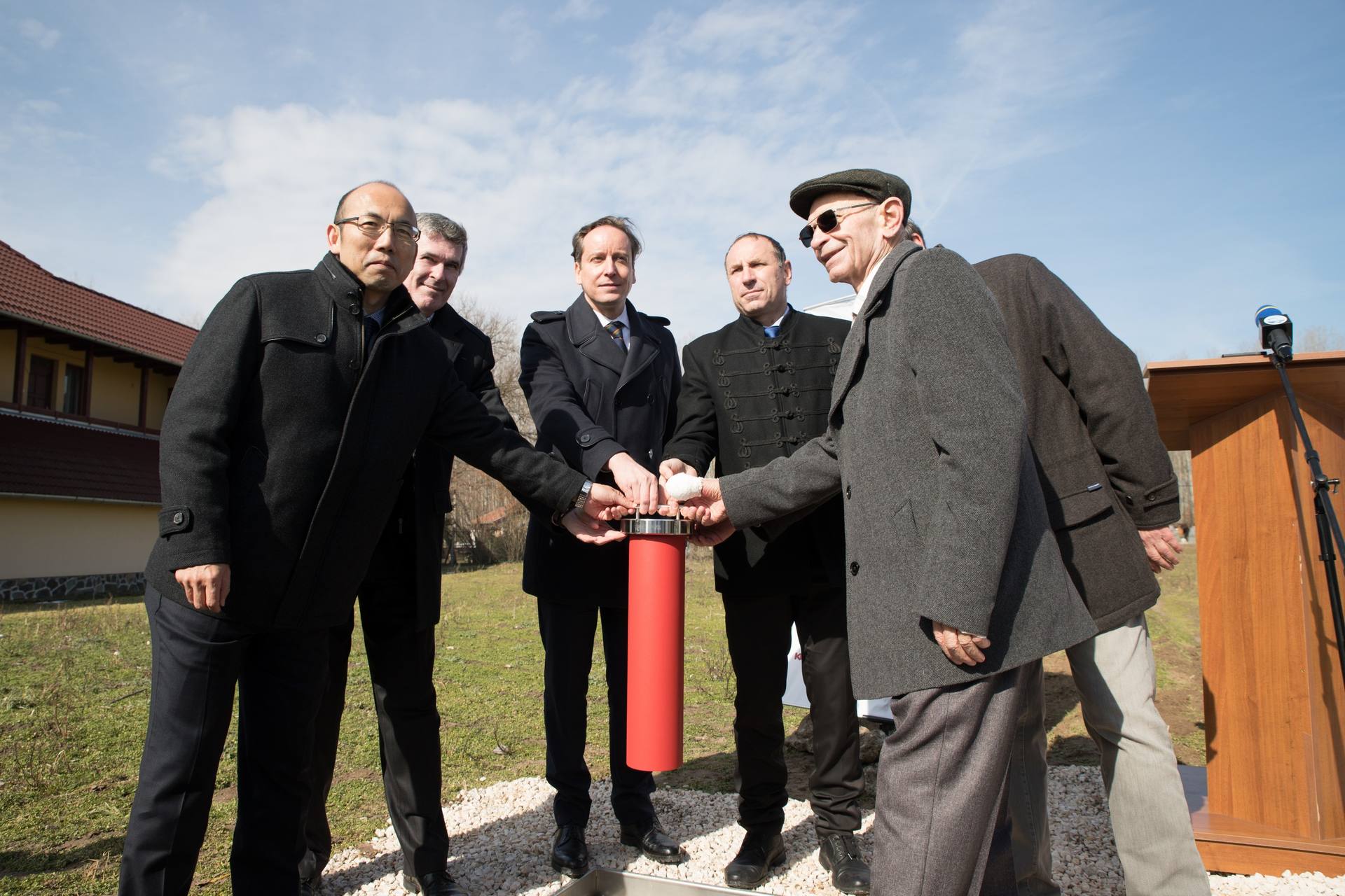 太辰光：7月22日高管张艺明、肖湘杰、张映华减持股份合计6.8万股