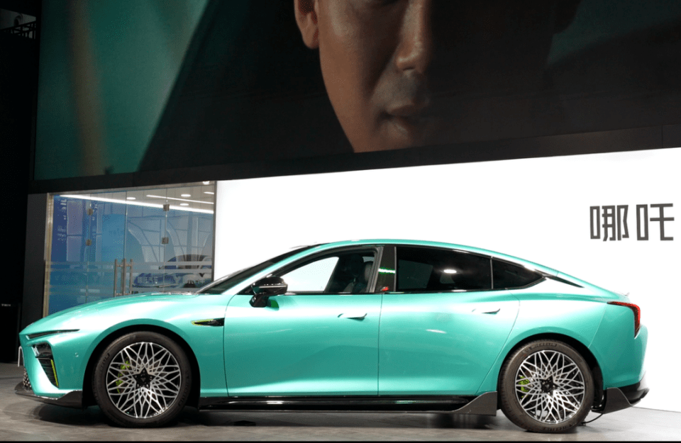 天府机场一辆汽车失控？比亚迪紧急辟谣