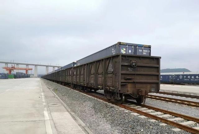 贵州首趟光伏玻璃定制专列首发