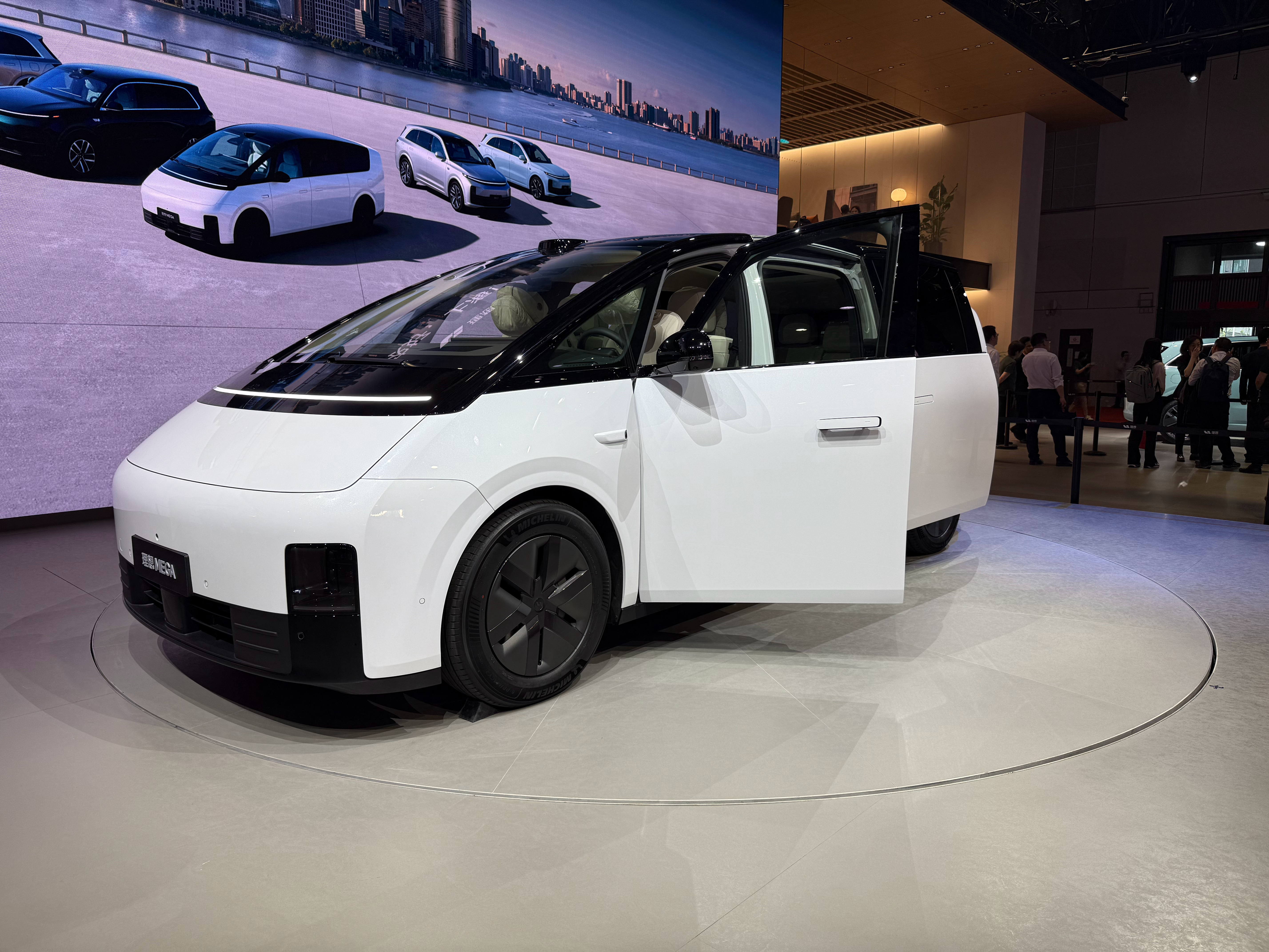 理想i8尝试解决“版本焦虑”问题