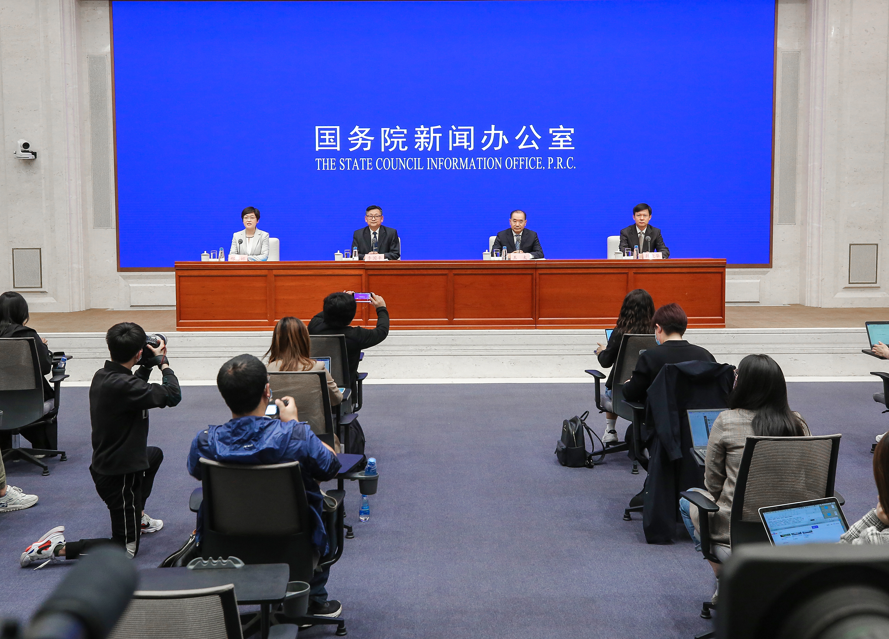 今日看点｜国新办举行国务院政策例行吹风会，介绍逐步推行免费学前教育政策有关情况