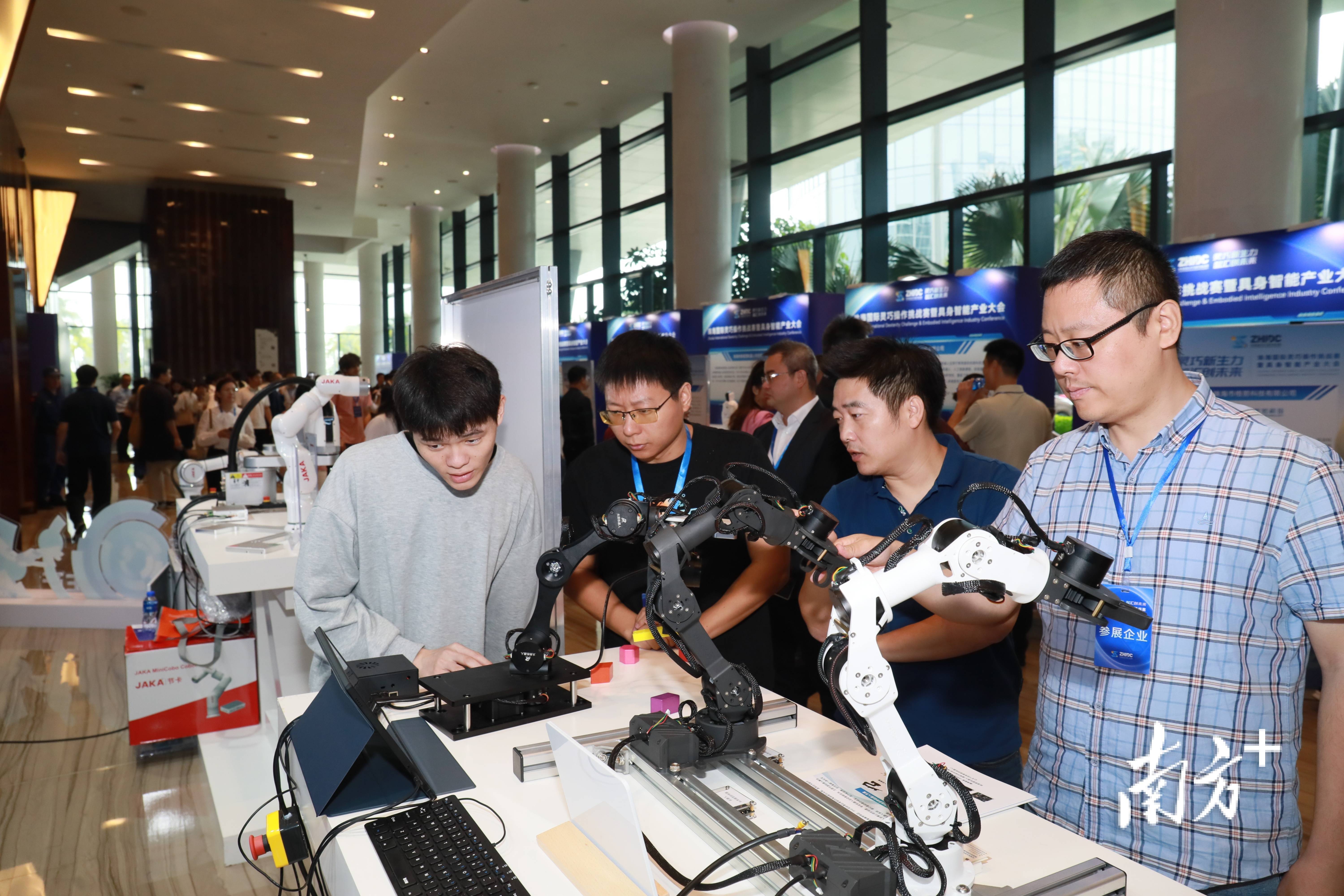 从一台机器人看制造业向新而行