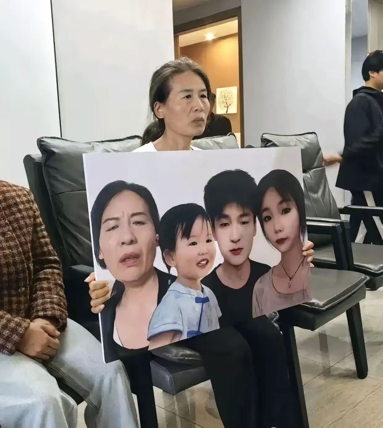 一家三口被撞身亡案肇事车司机被判死缓:事发前与女友因“鹦鹉何时开始学舌”吵架;女友曾惊呼并劝阻:我错了,前面有人,慢点