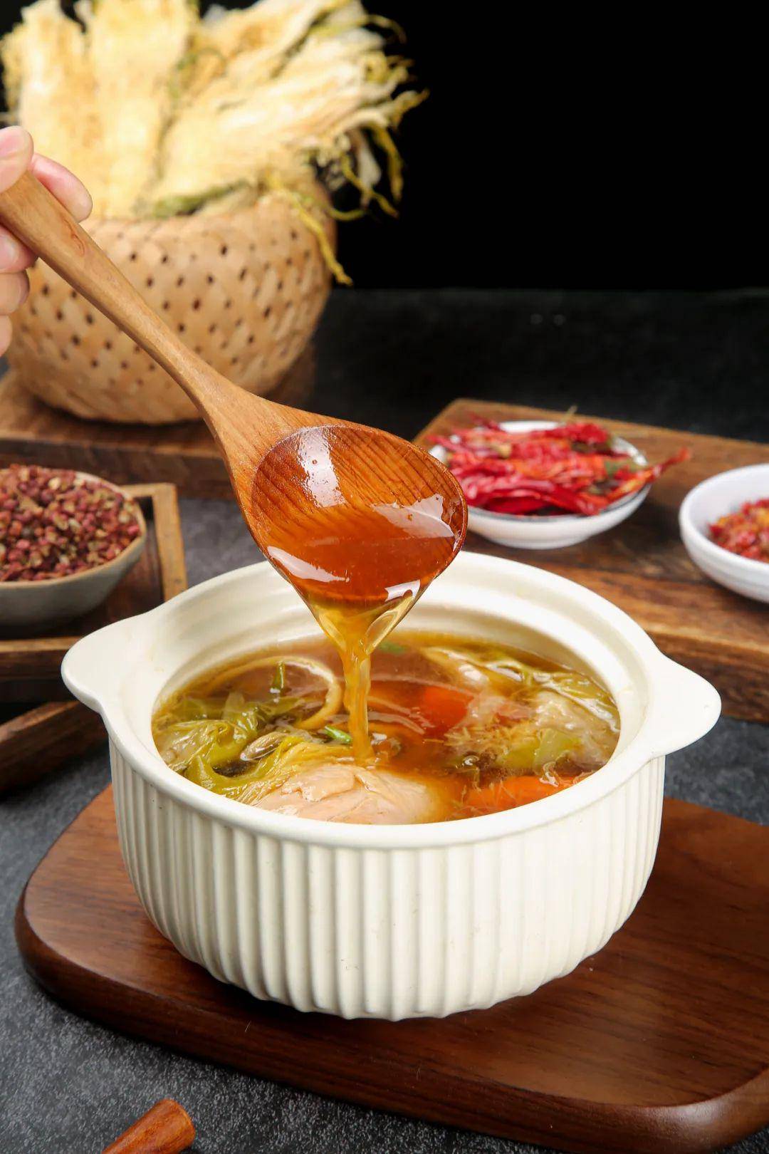 九成收入靠一瓶藤椒油，外埠市场拓展放缓，幺麻子IPO如何走出“单腿走路”困局？