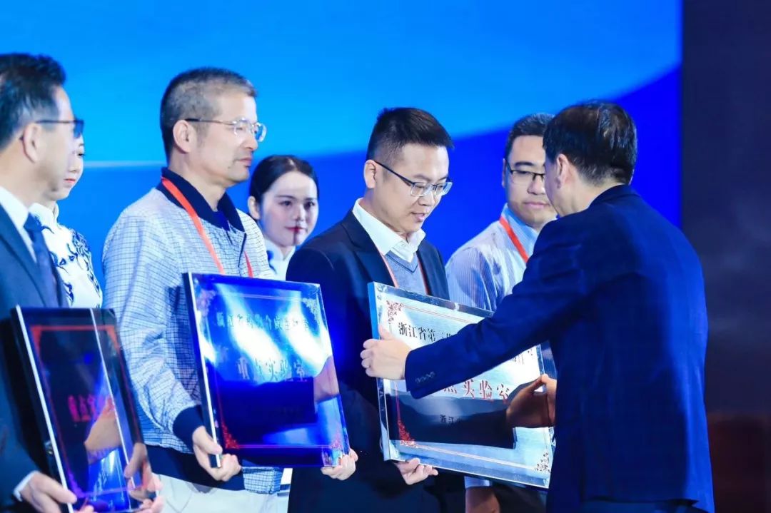 中外联合团队在新型半导体材料领域取得重要进展