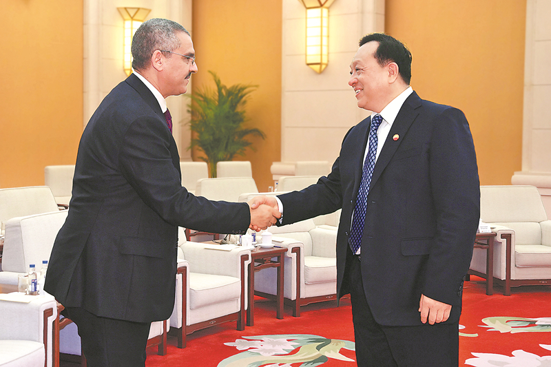 阿尔及利亚启动一项新程序以吸引大型外国石油公司