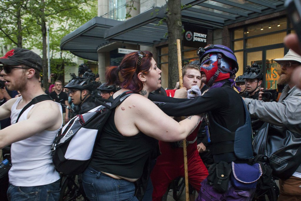 美国再现联邦执法人员开枪射击！一名37岁的男性公民死亡，当地爆发抗议示威，州国民警卫队进入协助治安