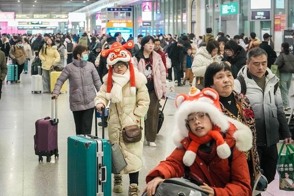 国新办发布会详解2026年春运安排：2月2日启动，95亿人次流动