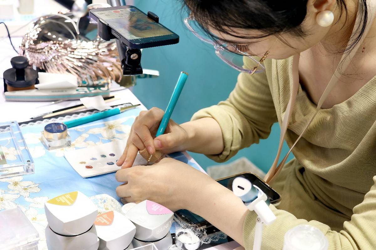 指甲盖上的方寸生意，老牌甲油胶在拼多多上“跑出”西部大市场