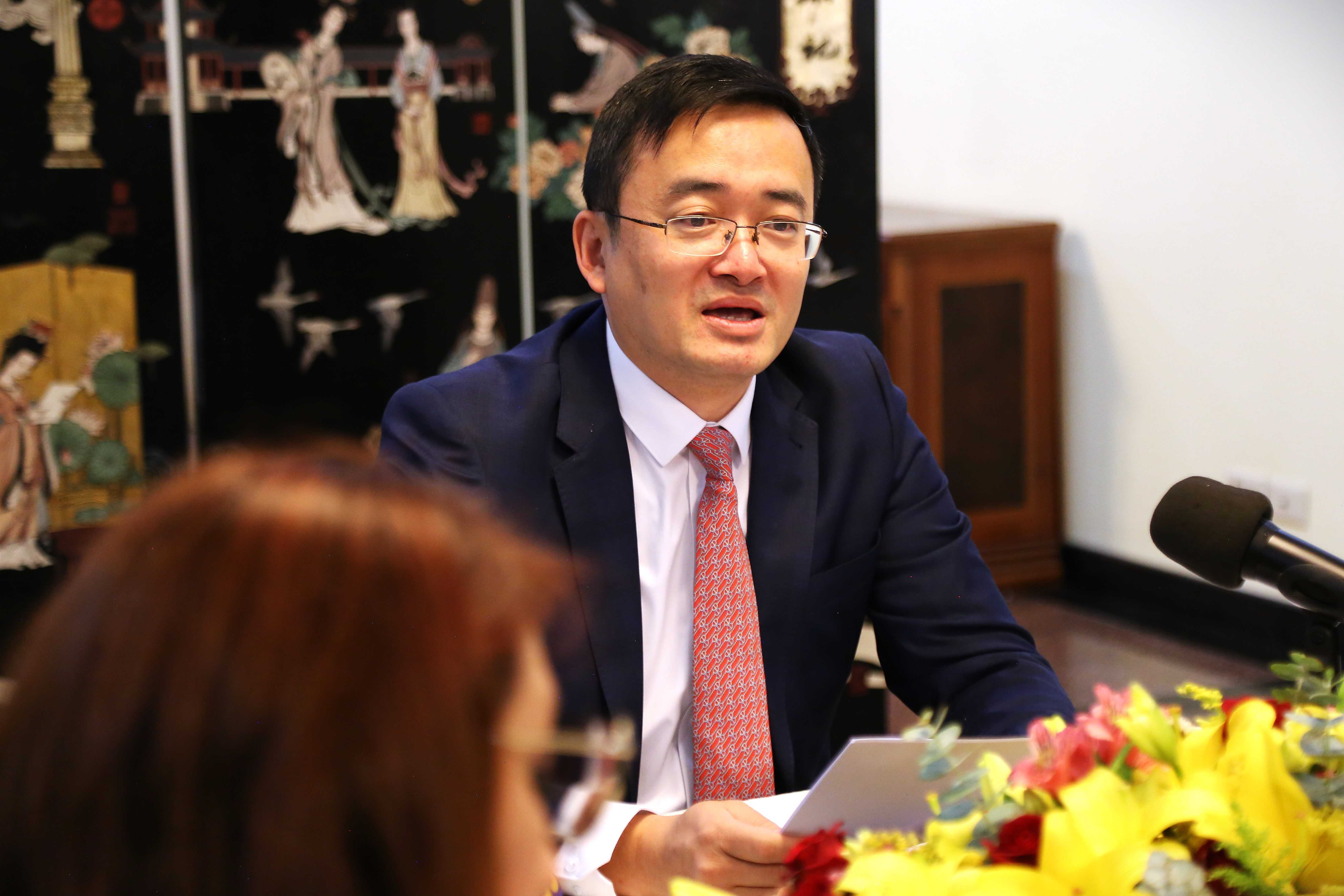 美国驻波黑使馆临时代办金克尔会见波黑外国投资者委员会主席马卡雷维奇