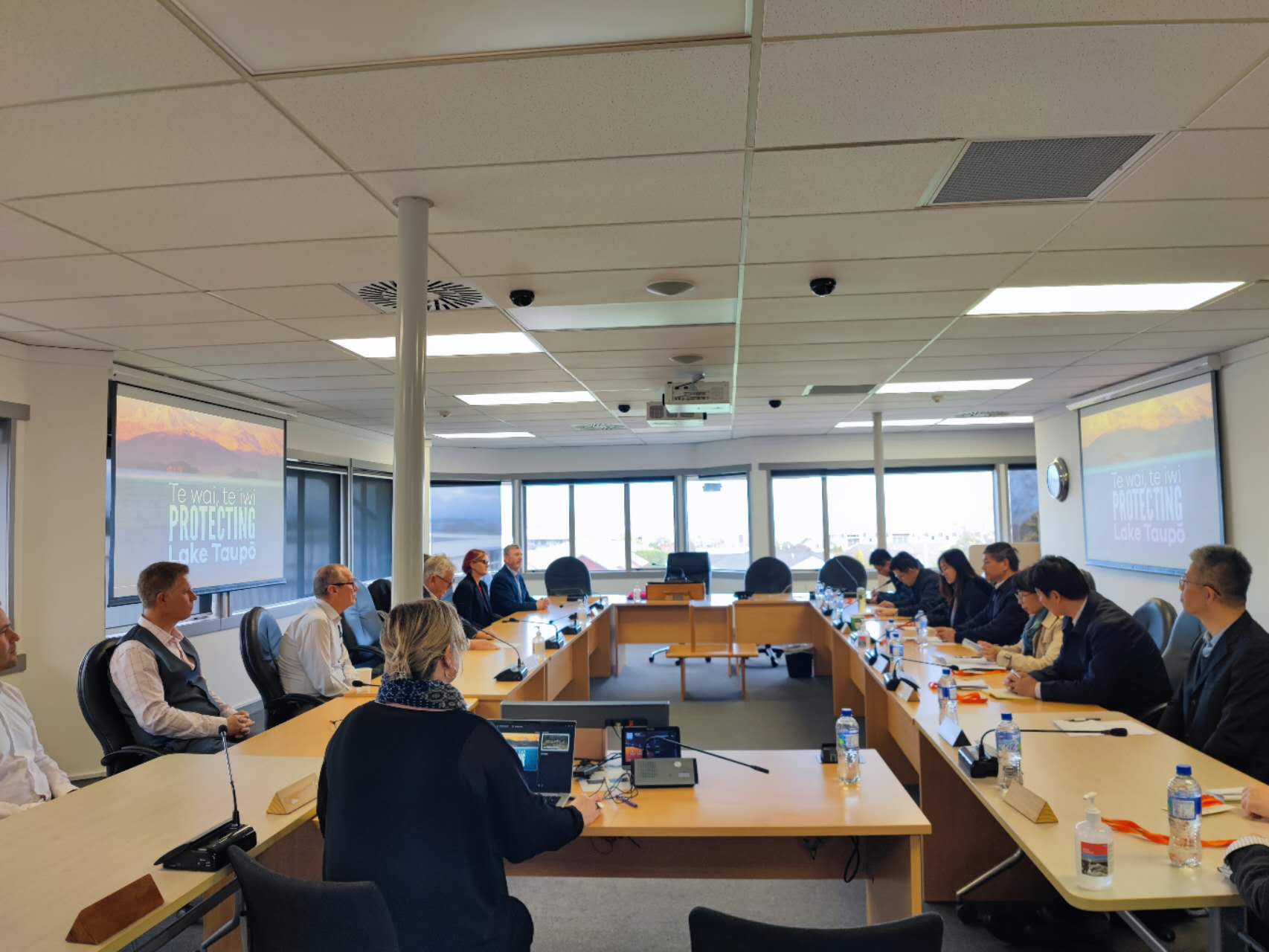 陈世杰总领事会见旺加雷市长库珀