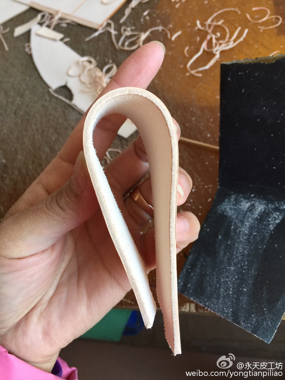 永艺股份获得发明专利授权：“一种桌板的封边方法”