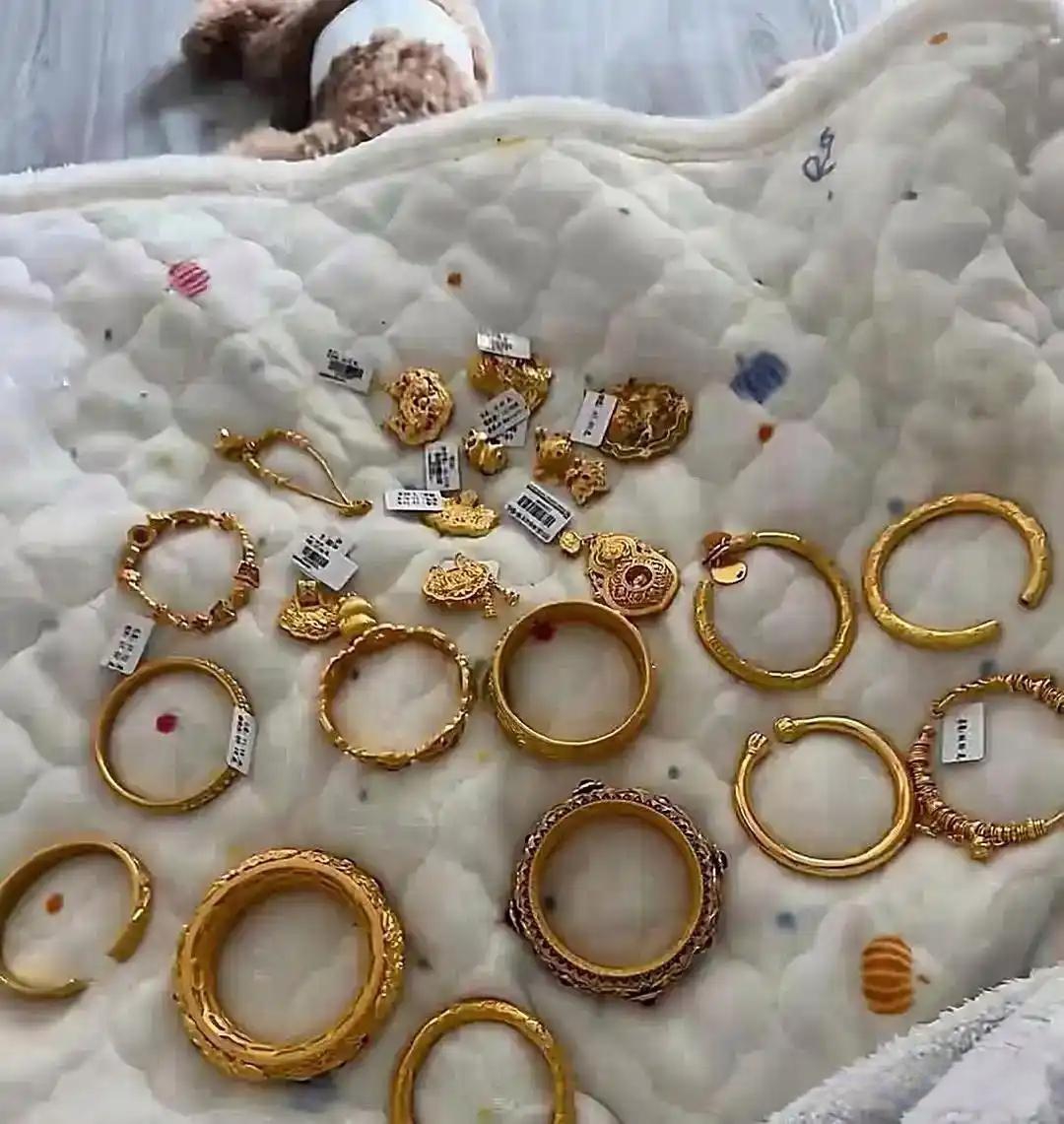 2.54亿元借款逾期，45个账户被冻，萃华珠宝被证监会立案；方大炭素拟以3.19亿元收购天津通达100%股权｜公告精选