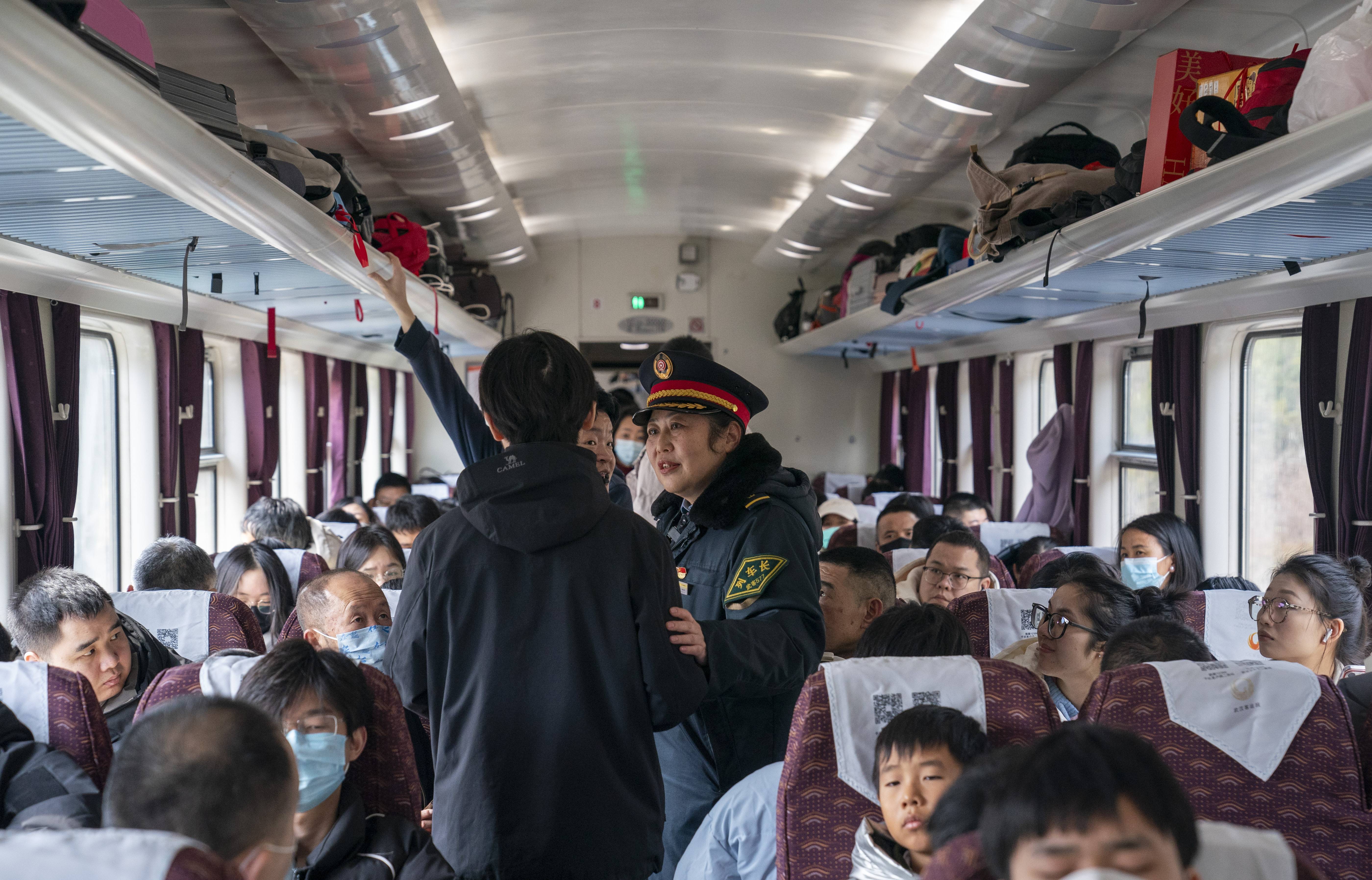 人乘高铁 车“坐”火车 铁路春运出行新风尚