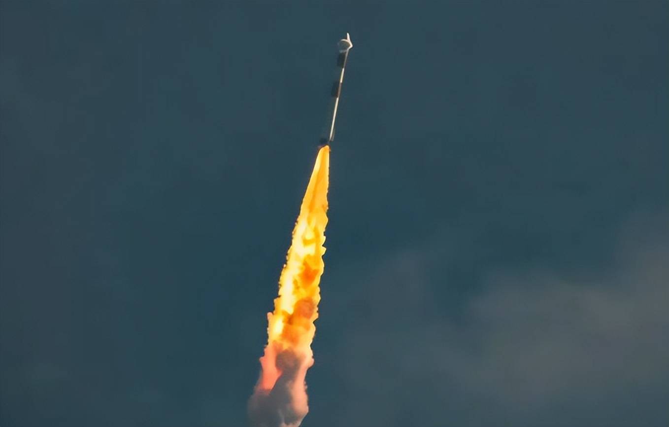 深夜跳水！纳指跌超2%，白银跌超10%；全球首颗AI大模型卫星上太空；Seedance2.0全面接入豆包；双良节能遭监管警示丨每经早参