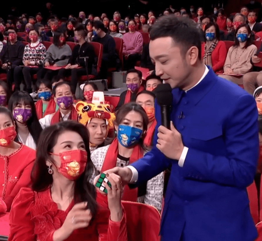 春晚热搜霸屏！王菲的耳环、撒贝宁的眉毛、沈腾说错词、机器人“扎堆”……