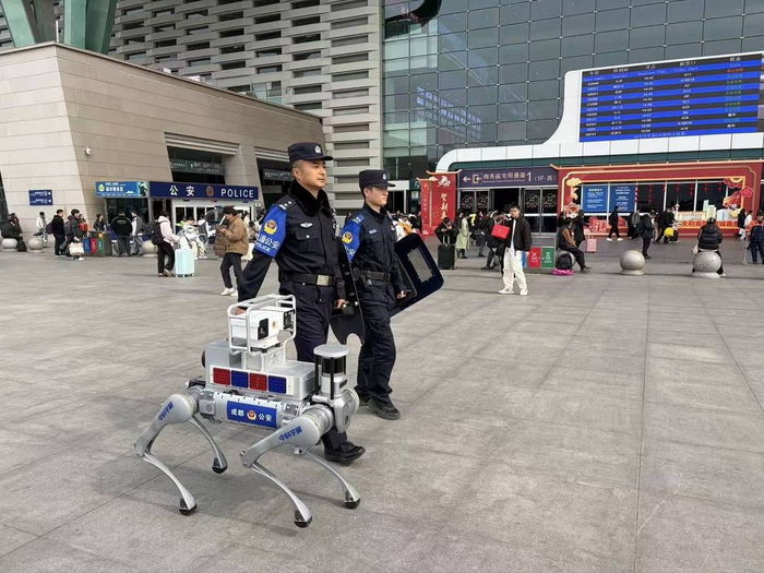 “成都造”新锐装备上岗 天府广场核心区域启用智能轮式机器人