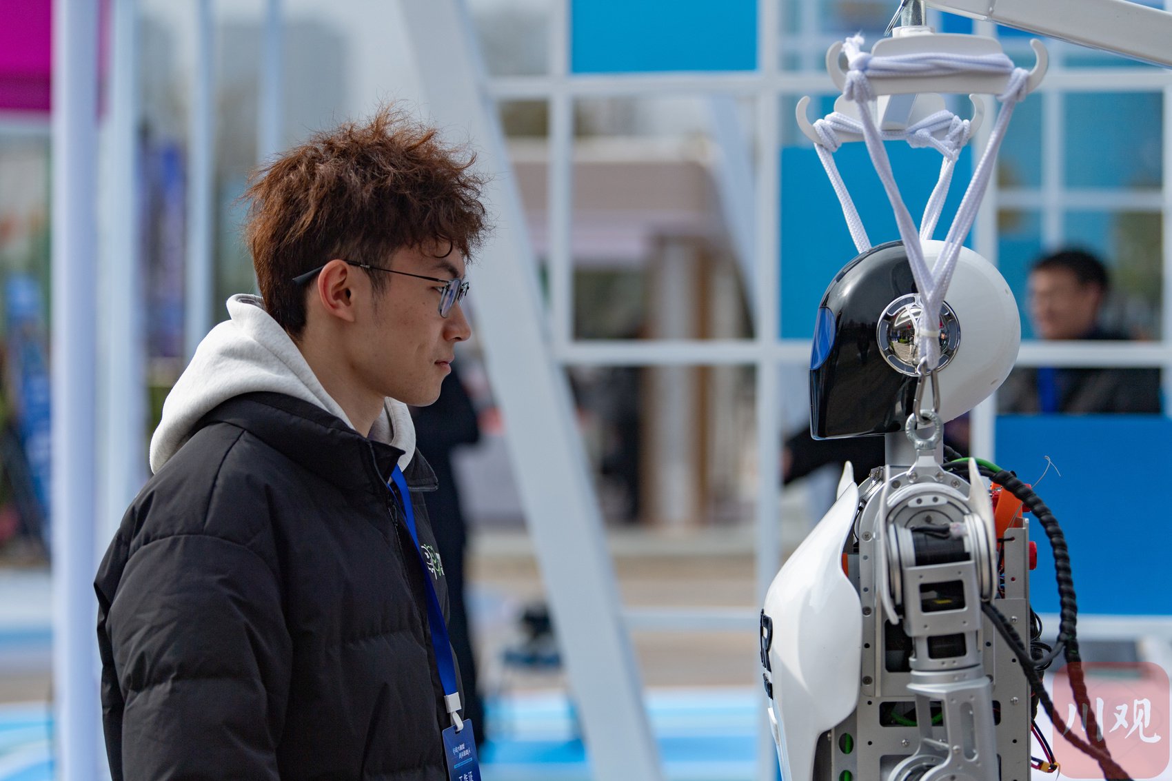 “成都造”新锐装备上岗 天府广场核心区域启用智能轮式机器人